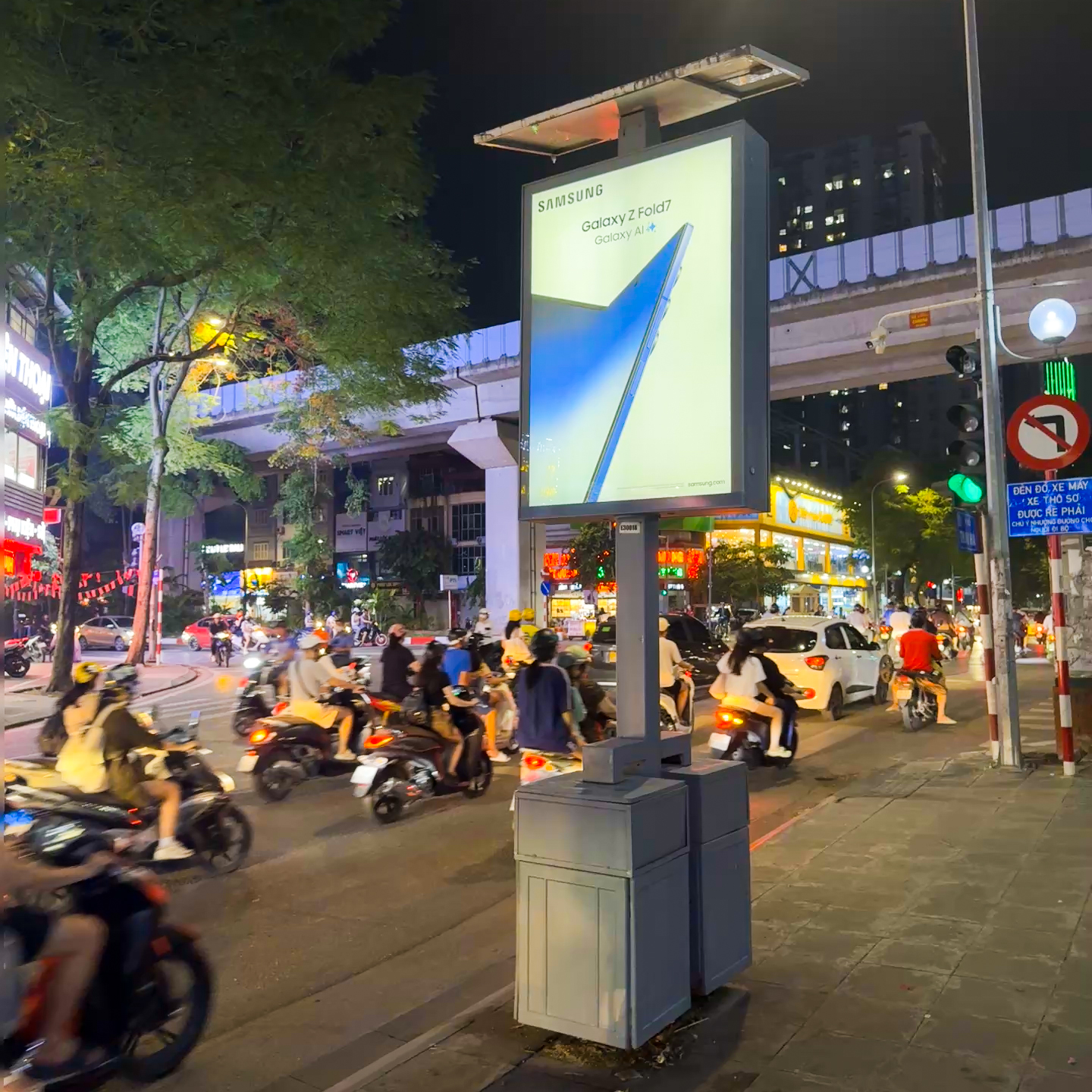 Thiết bị Lightbox GODA trên phố Hà Nội về đêm